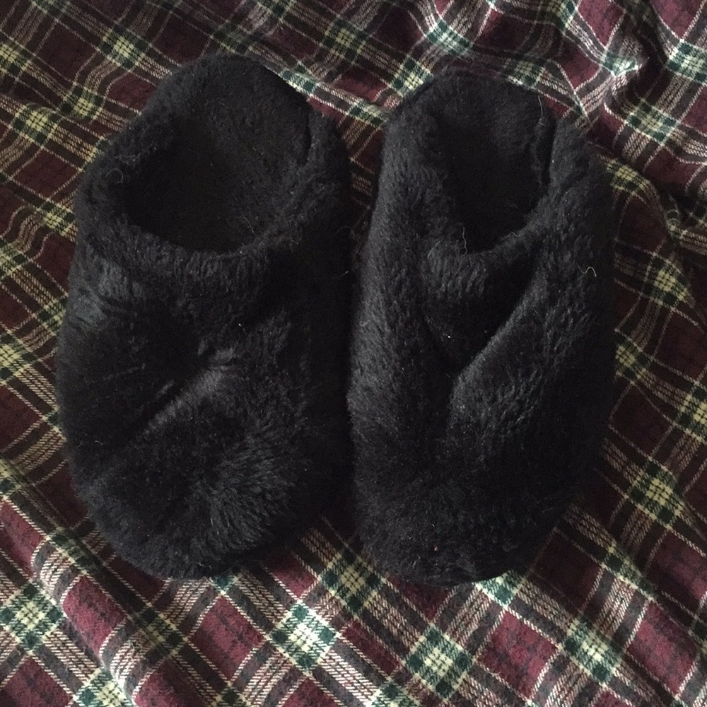 Black fluffy slippers